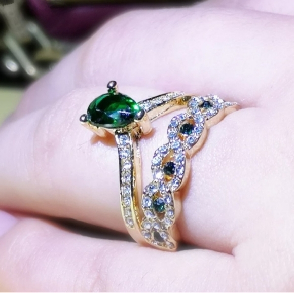 🎀18k Emerald Green Ring - Picture 3 of 7